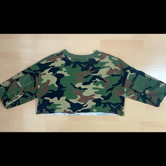 Cropped Camo Top - Picture 2 of 2